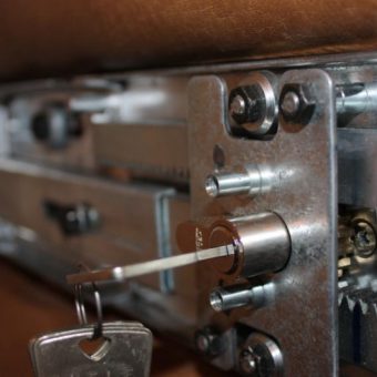 CWELE Balkenschloss aus Metal